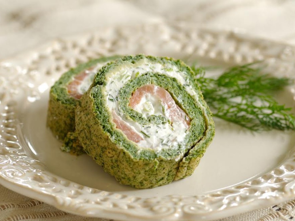 Rotolo di spinaci farcito con salmone affumicato e philadelphia