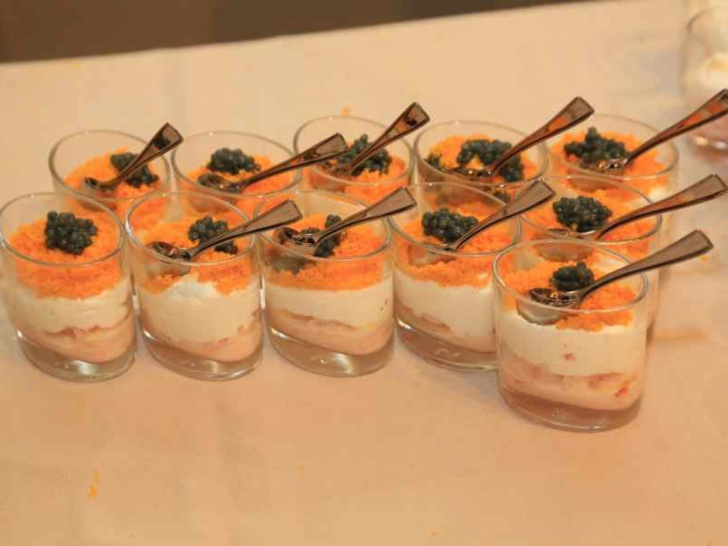 Soffice di robiola e albume all'olio extra vergine con tuorlo disidratato, caviale Home Made e tartare di scampi