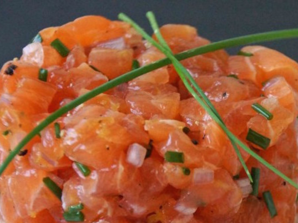 Tartare di salmone alla mediterranea