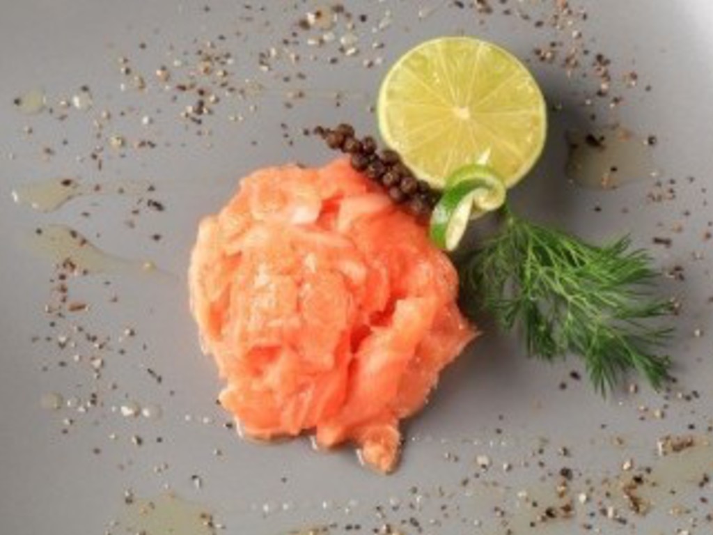 Tartare di salmone con capperi ed erba cipollina