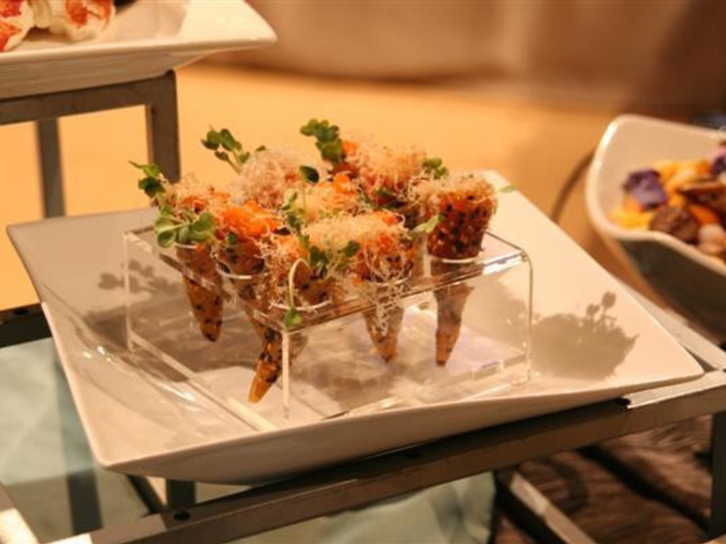 Tartare di tonno speziato in coni di miso al sesamo