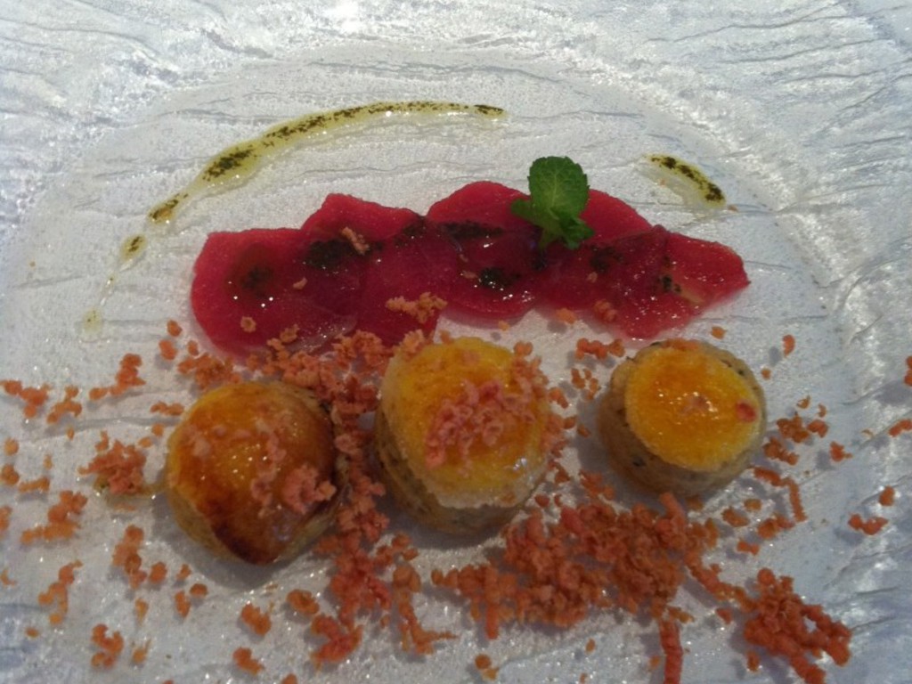 Uova di quaglia caramellate su mousse di tonno, bottarga di tonno e tonno crudo con olio extra vergine alla menta.