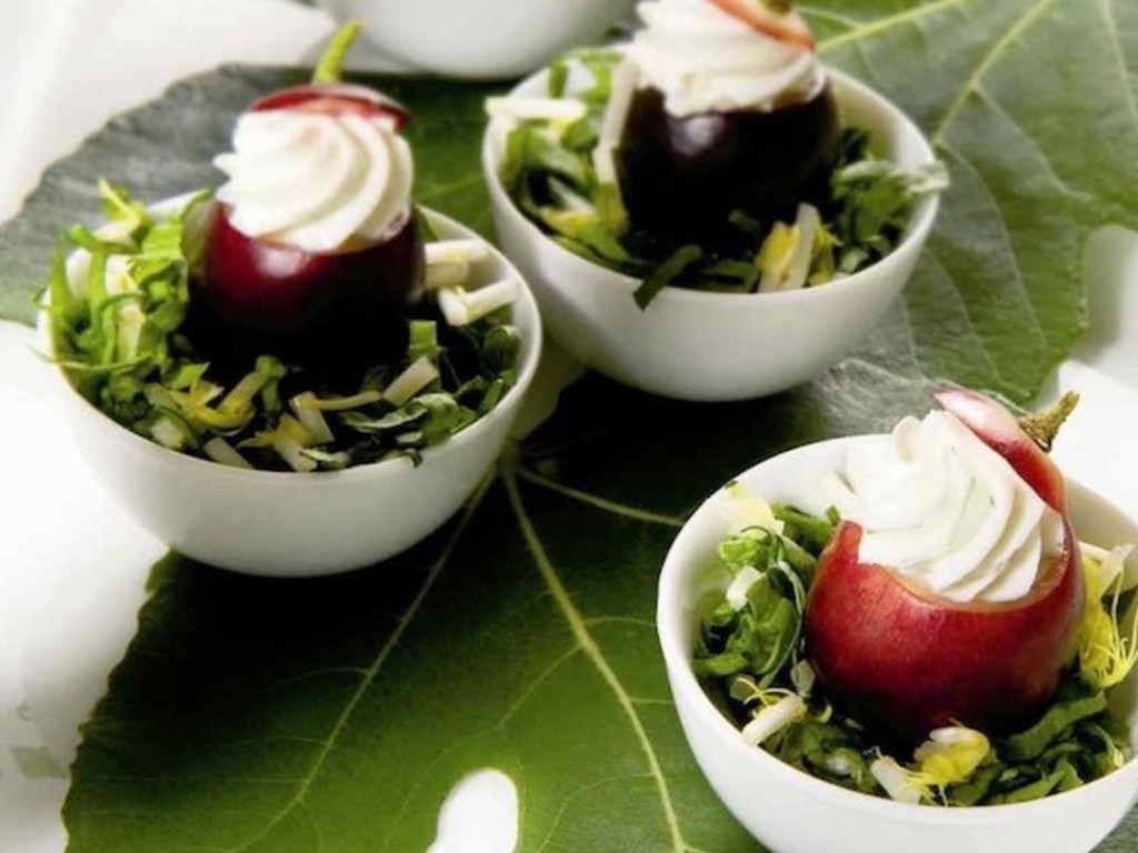 Acini di uva farciti con mousse di gorgonzola