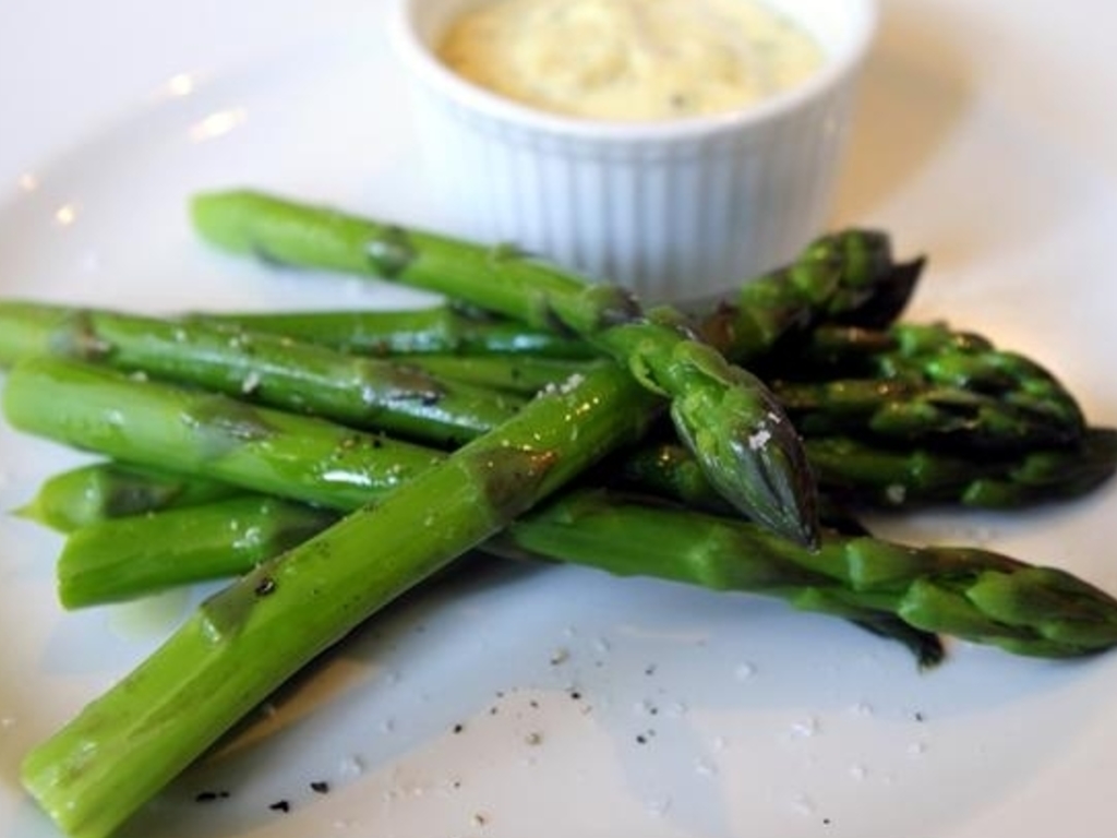 Asparagi con salsa olandese