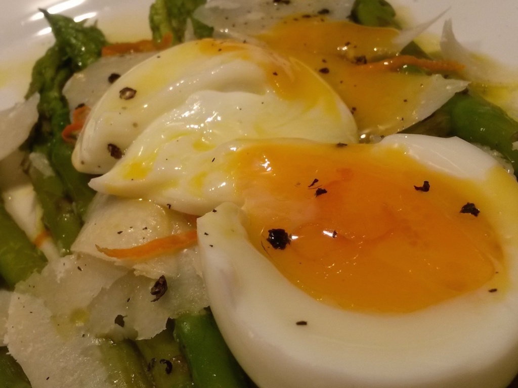 Asparagi con uova barzotte e pecorino