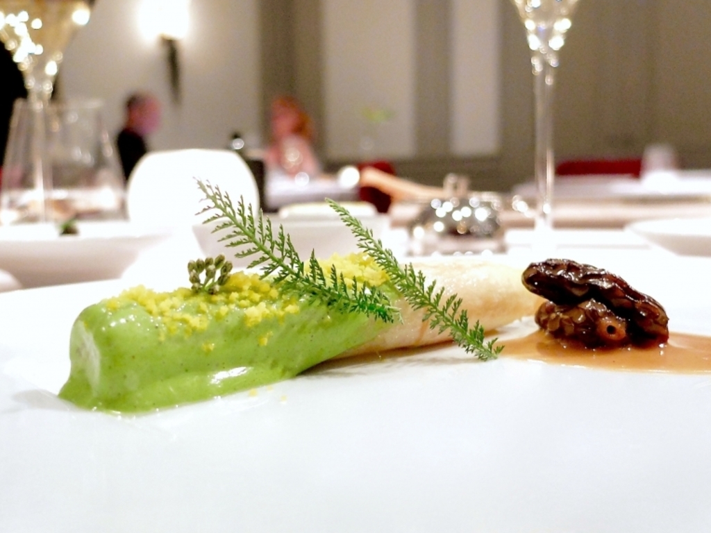 Asparagi e morchelle, salsa bolzanina alla nostra maniera