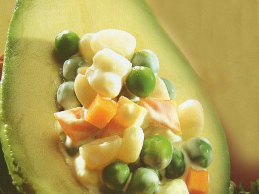 Avocado ripieni di insalata russa