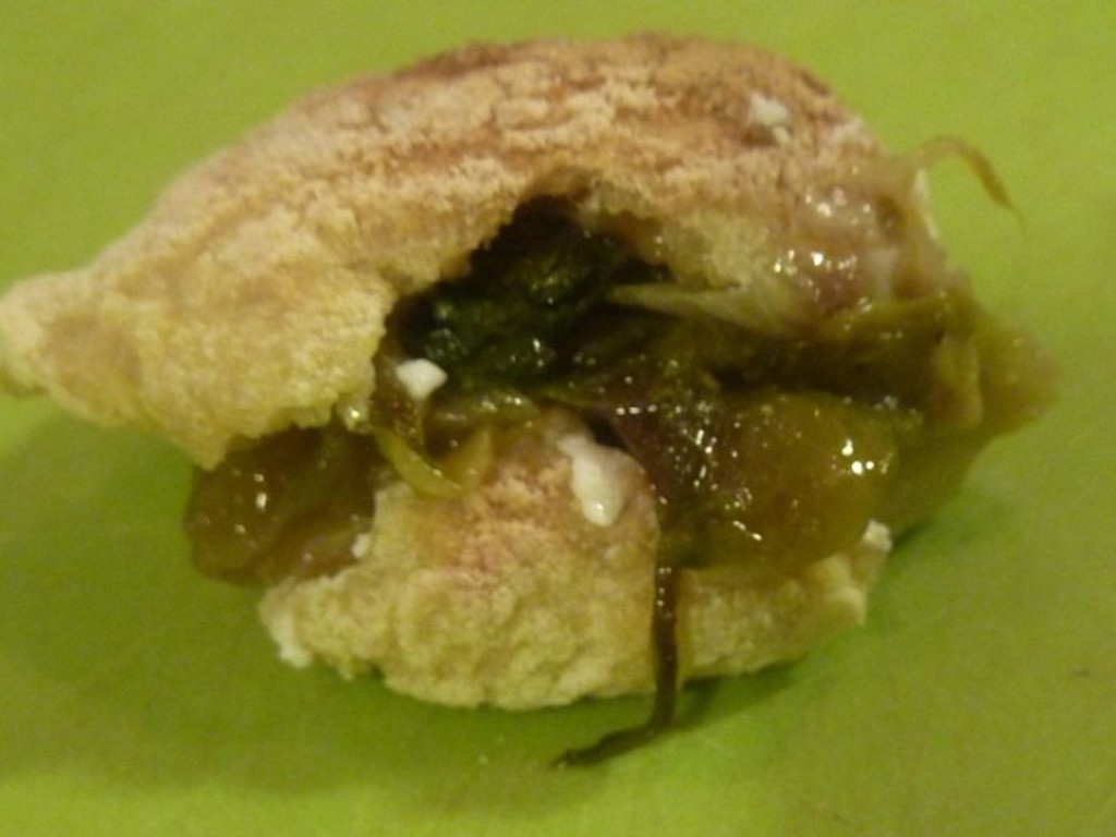 Bignè Di Glutine con Scarola, Ricotta e capperi caramellati