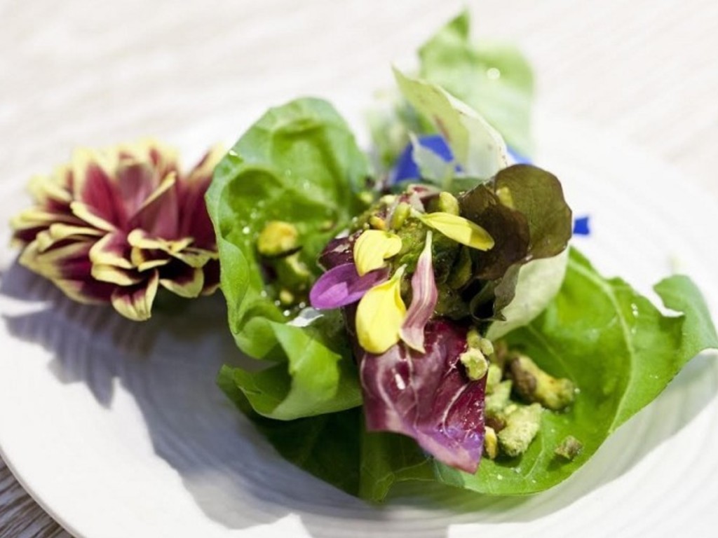 Bouquet di insalate fiorito con crema e granella di pistacchio