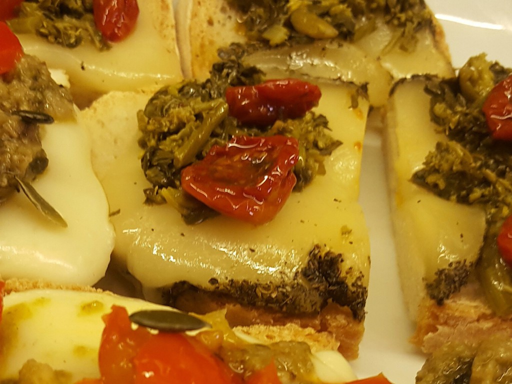 Bruschetta con pecorino alle erbe, cime di rapa e pomodorini demi-sec