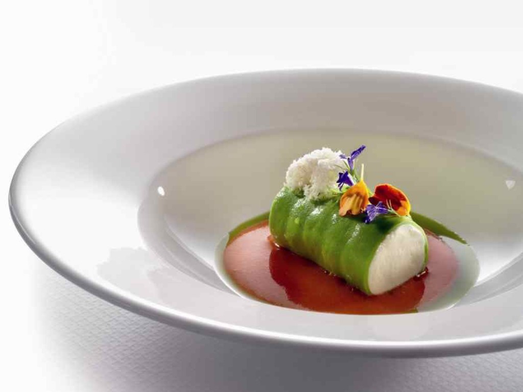 Canellone di avocado e crema di capra, zuppa di pomodoro e noci di Macadamia