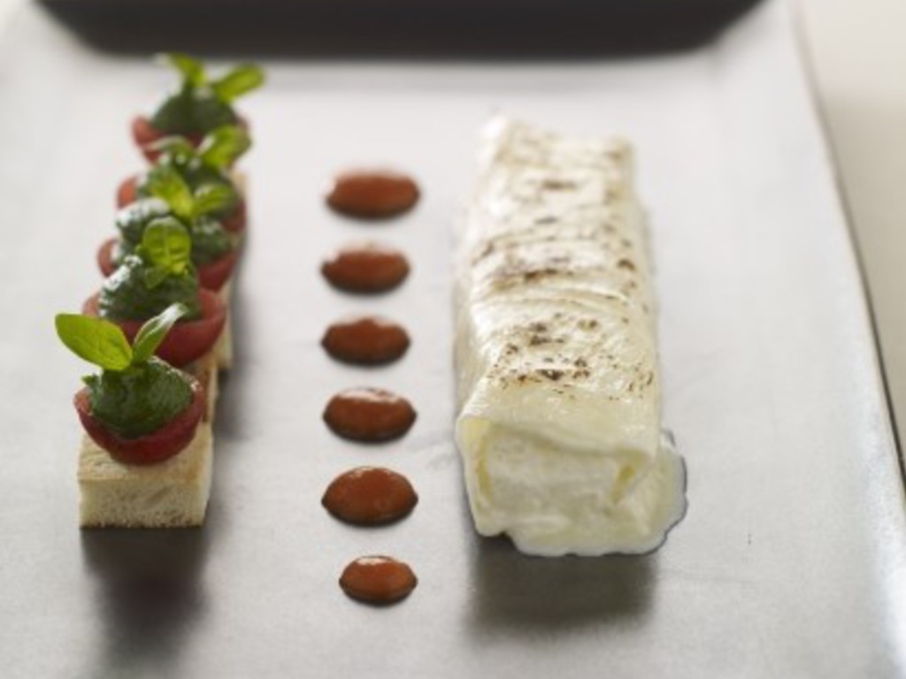 Cannolo di foglia di latte, mozzarella di bufala, pomodoro e pesto di basilico