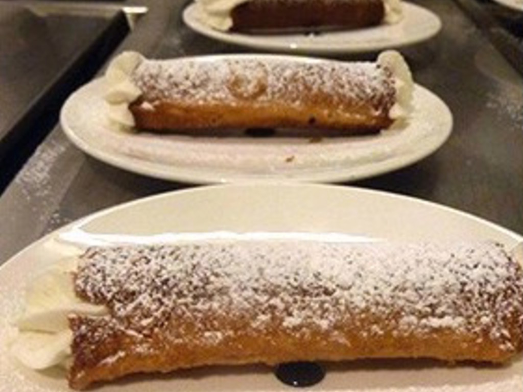 Cannolo salato con caponata di melanzane e ricotta al pistacchio