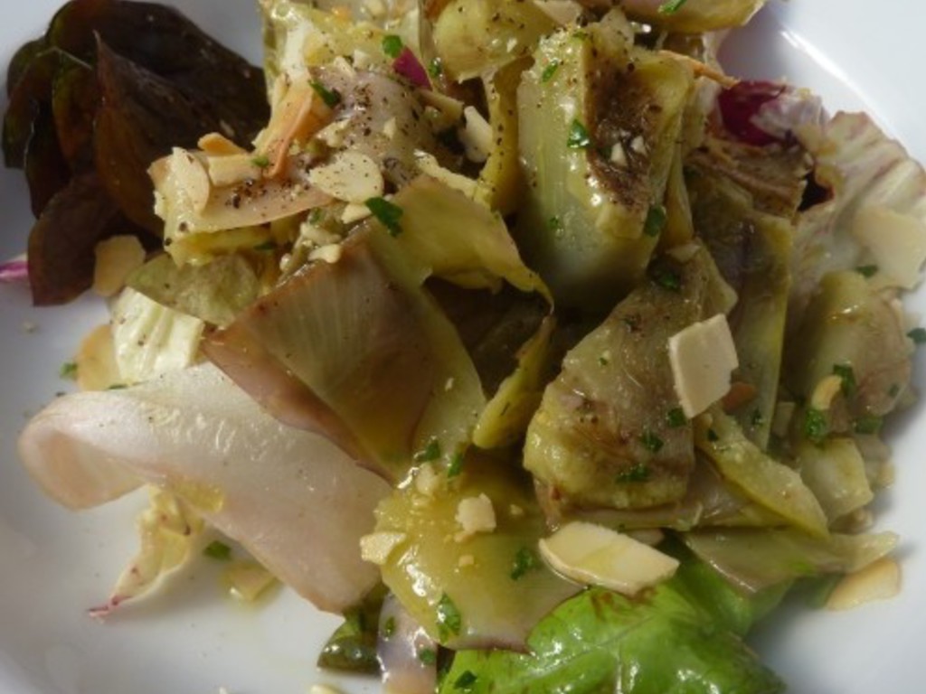 Carciofi all' acqua pazza con scorza di limone, mandorle e dressing di cumino e miele.