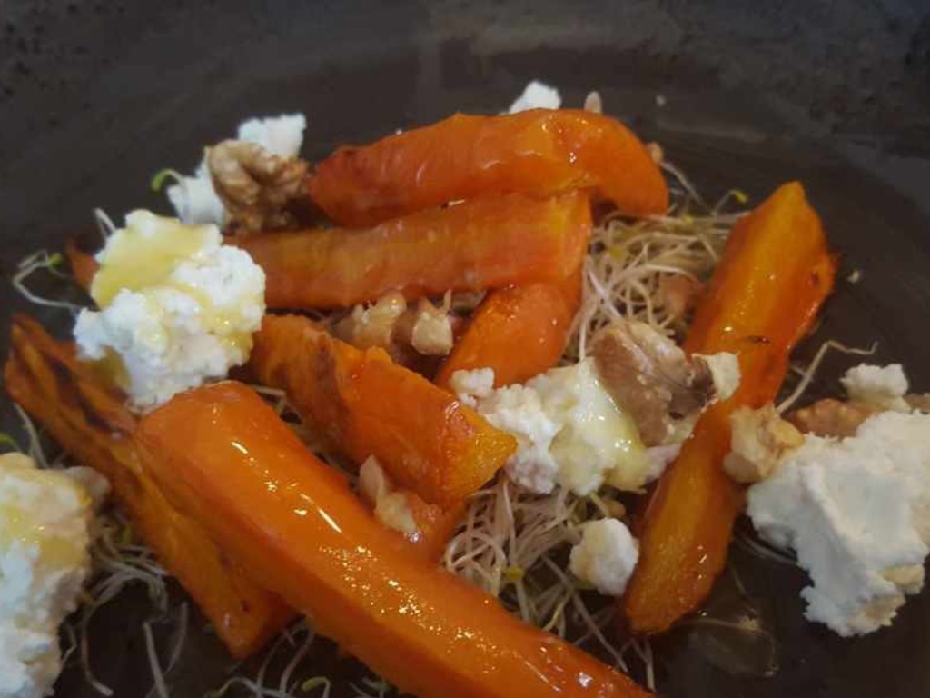 Carote glassate al miele con noci e ricotta