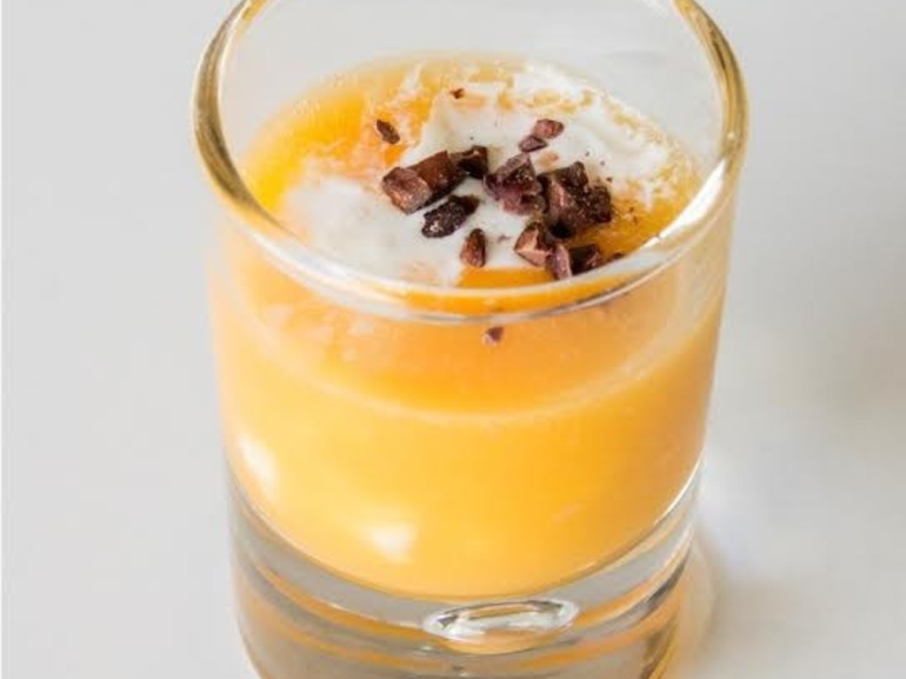 Centrifugato di verdurfrutta, stracciatella e fave di cacao