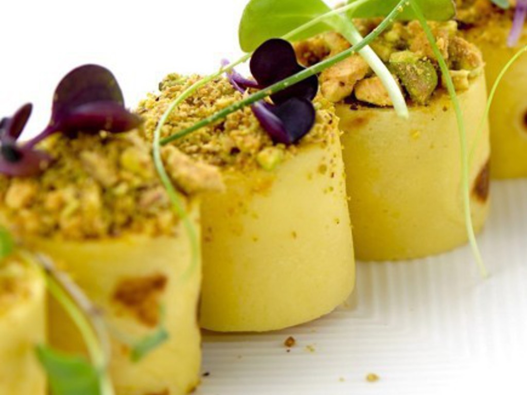 Cilindretti di crepes ripieni di mascarpone, crescenza e pistacchi