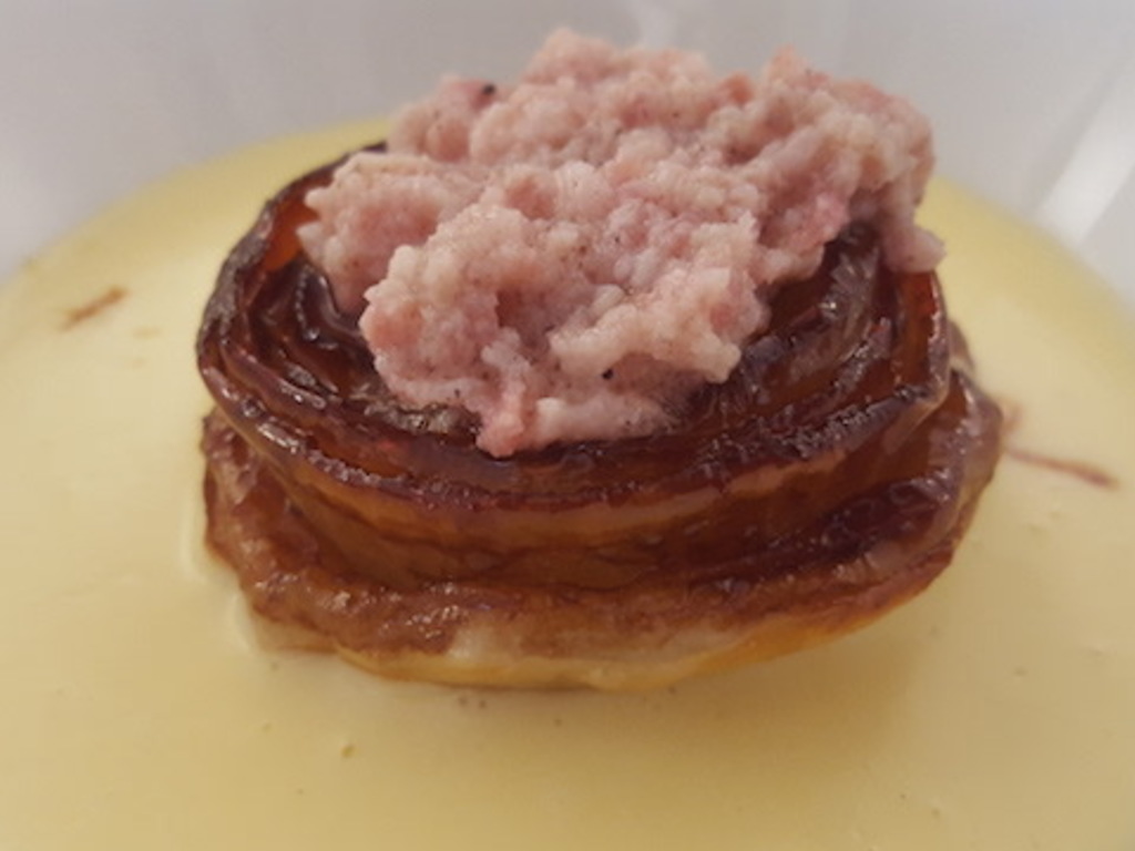 Cipolla caramellata con fonduta valdostana e briciole di salame di patate