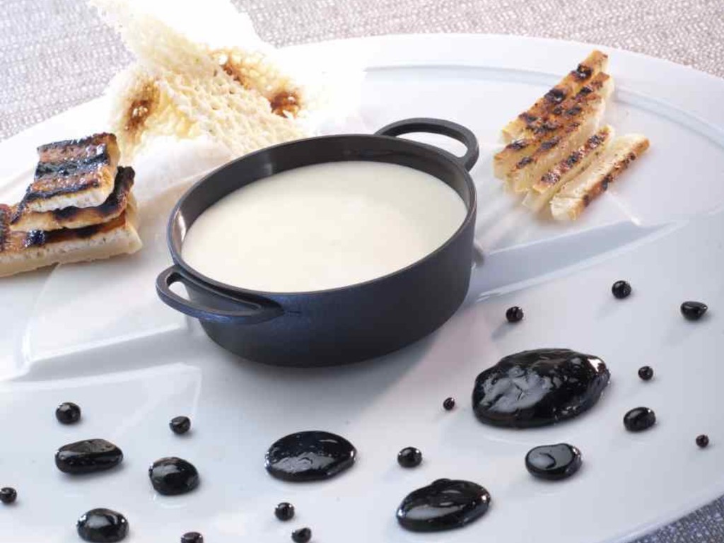 Crema di parmigiano e caramelle all' aceto balsamico.