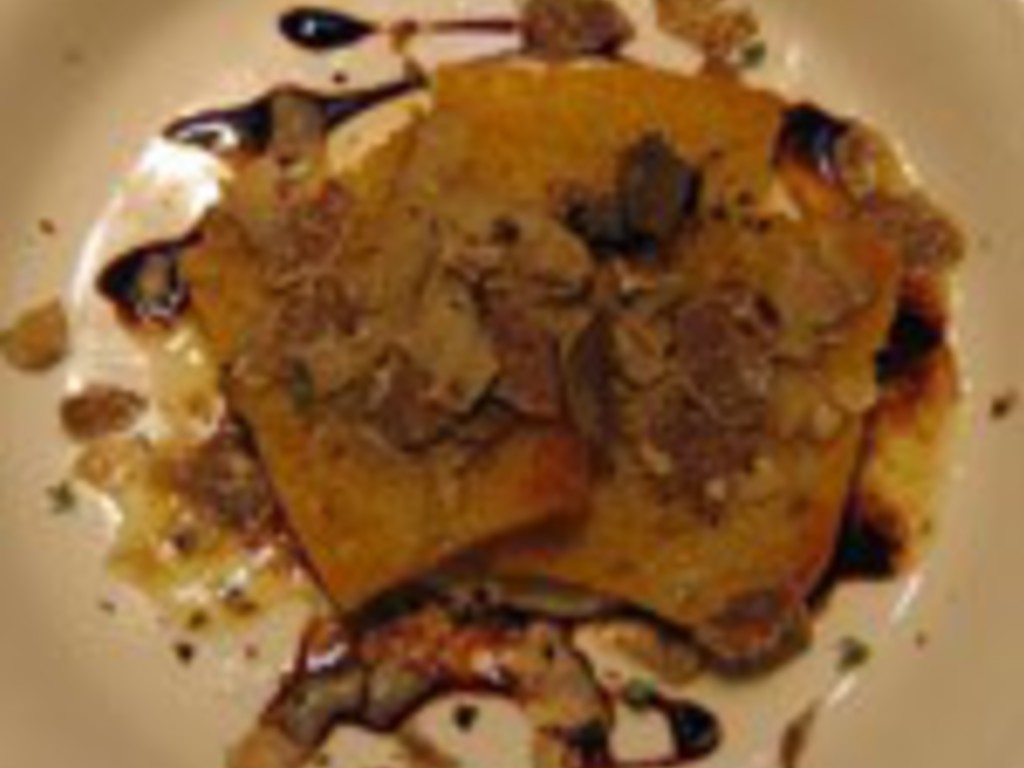 Crostini di pane con emulsione di parmigiano reggiano e tartufo bianco di Acqualagna.