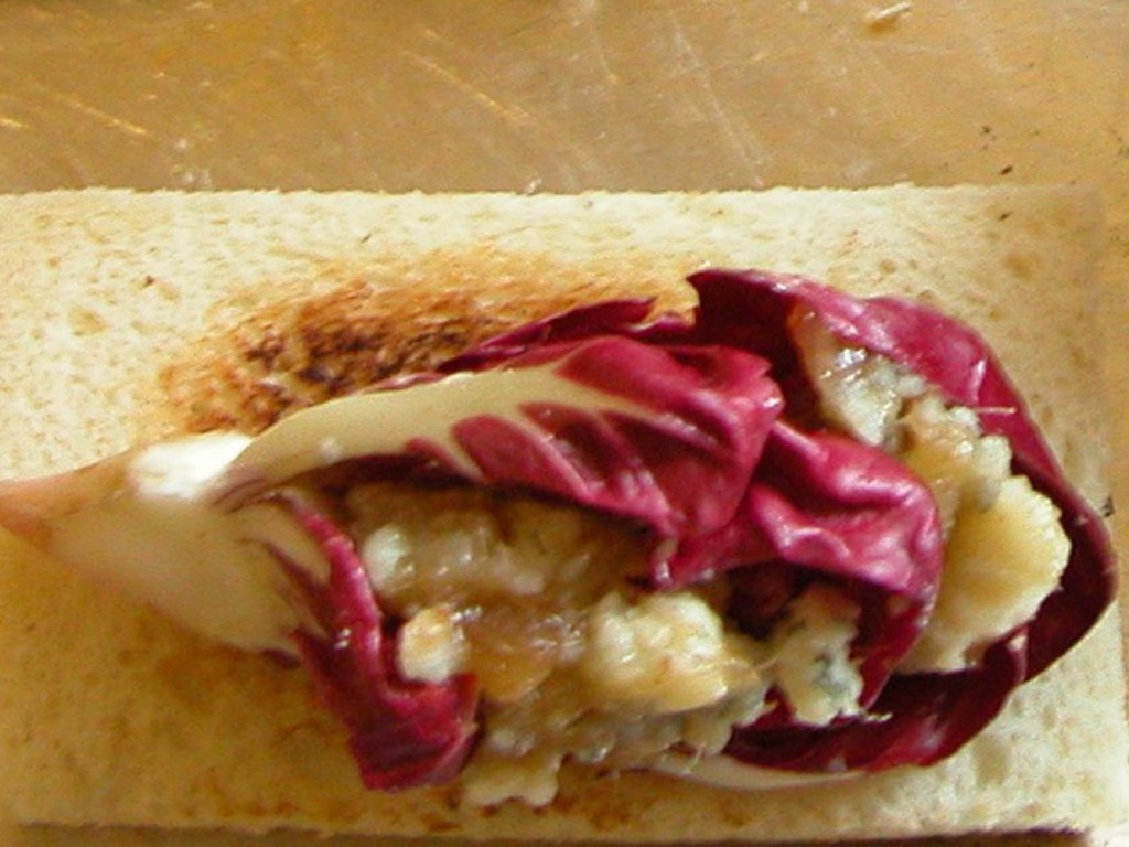 Crostini di radicchio e gorgonzola