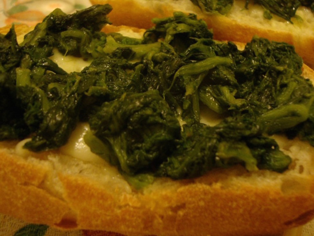 Erbette strascicate su crostoni di pane