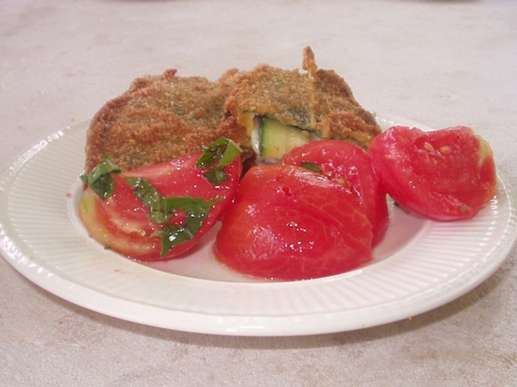 Fagottini fritti di salvia con mozzarella e zucchine