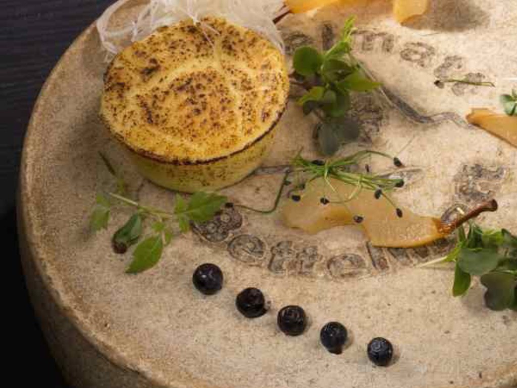 Flan di Bettelmatt, leggera mostarda di pere, salsa ai mirtilli di montagna speziati
