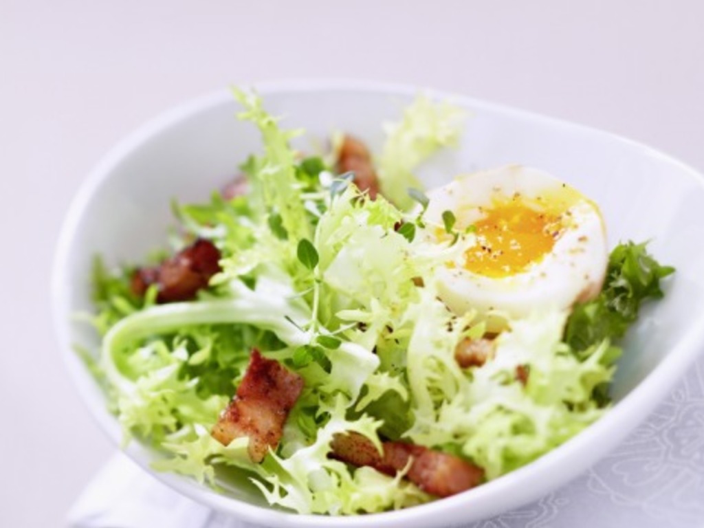 Indivia riccia, fagioli bianchi di Spagna, pancetta affumicata e uova in camicia