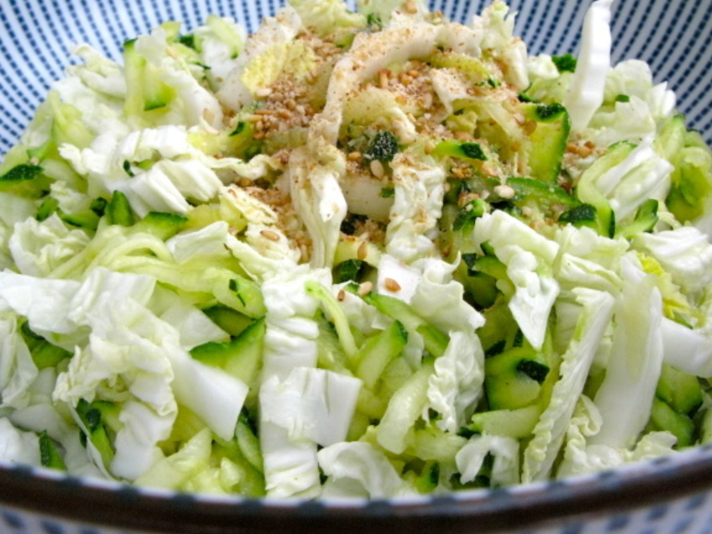 Insalata di cavolo verza con le noci (e a volte il gruviera)