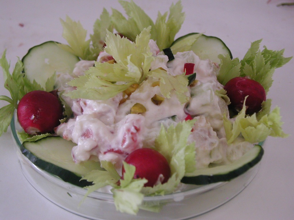 Insalata di cetriolo, ravanelli e yoghurt