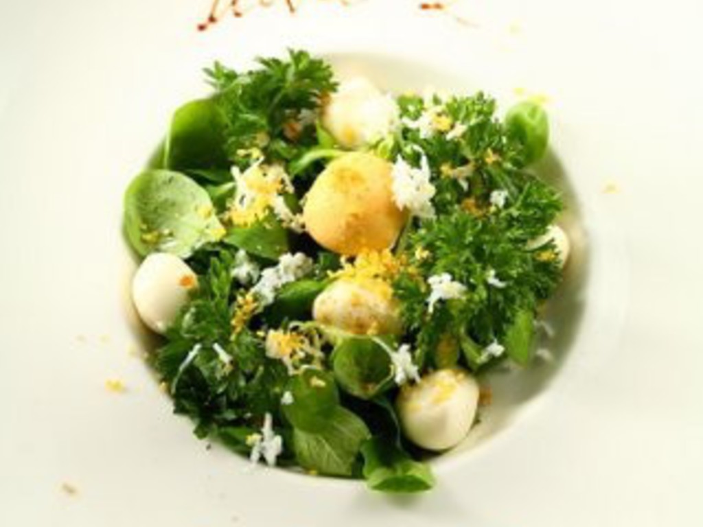 Insalata di crescione uova di quaglia e mozzarella