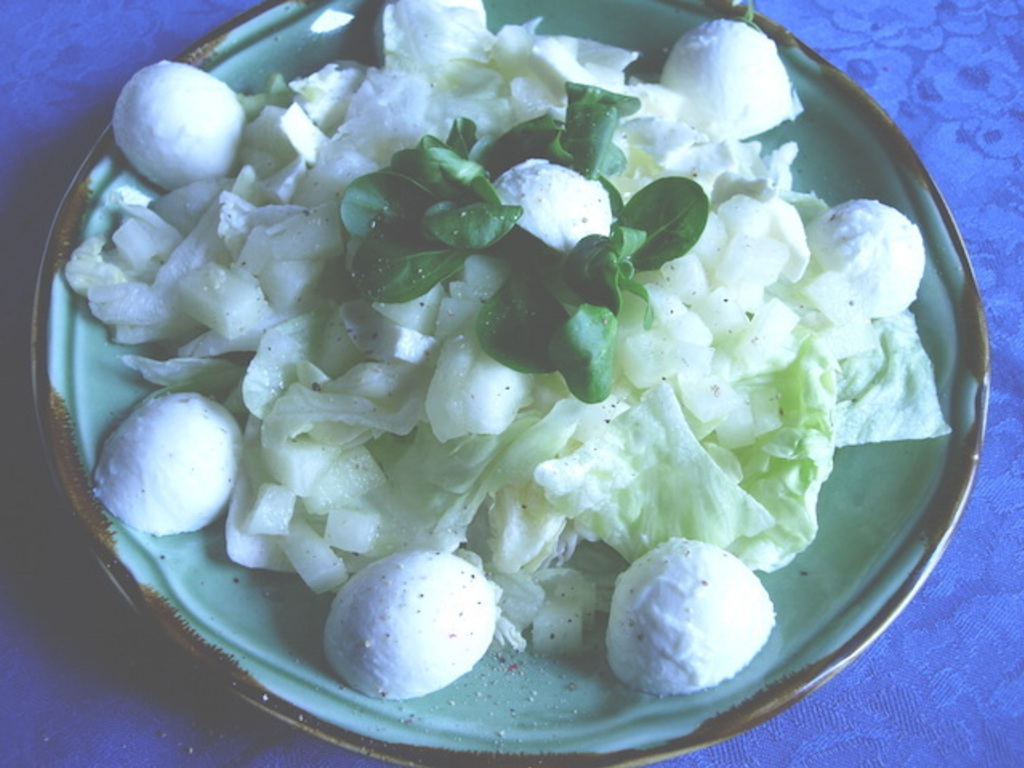 Insalata di lattuga, melone e mozzarella