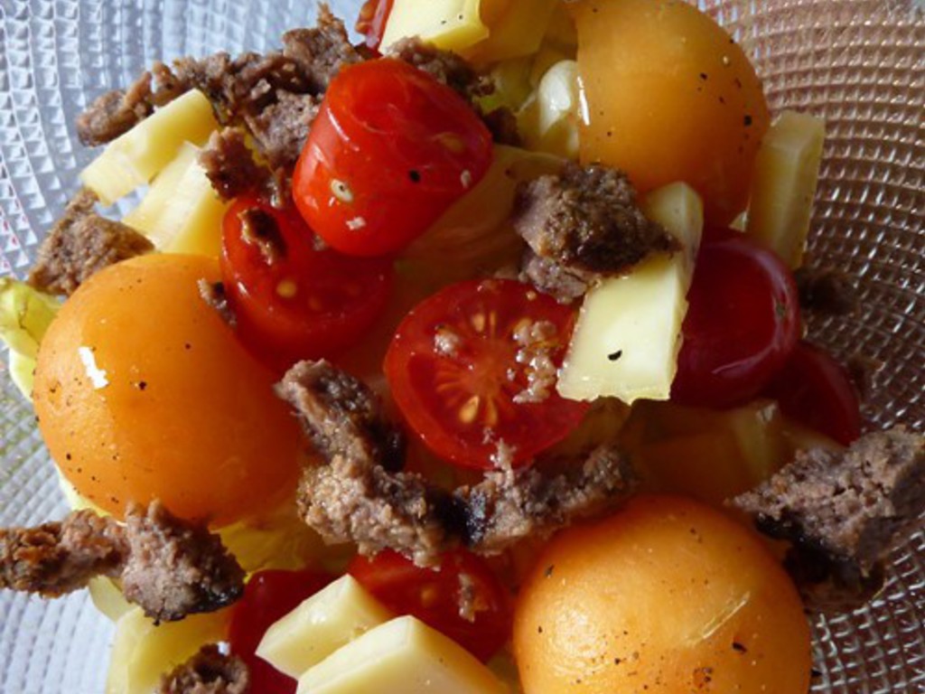 Insalata di melone, emmental, pomodoro e lattuga