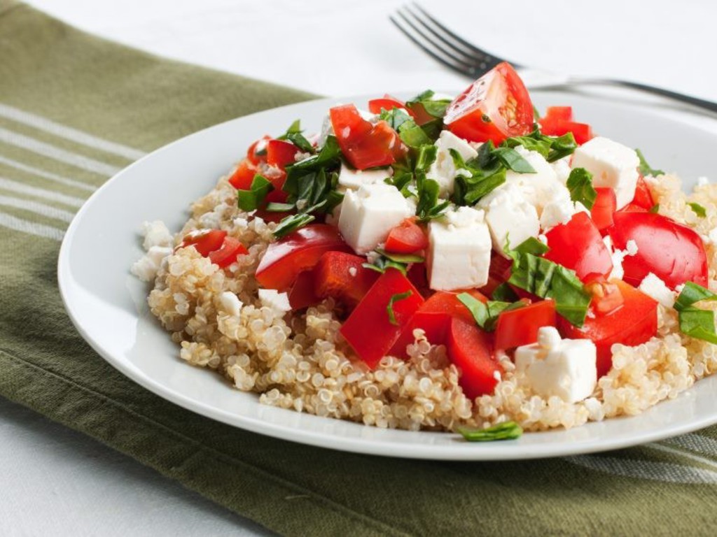 Insalata di quinoa con pomodoro e caprino