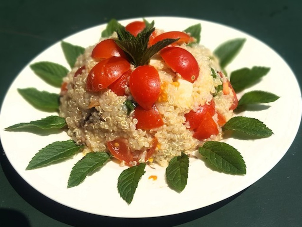 Insalata di quinoa con pomodoro, zucchine, mozzarella e menta