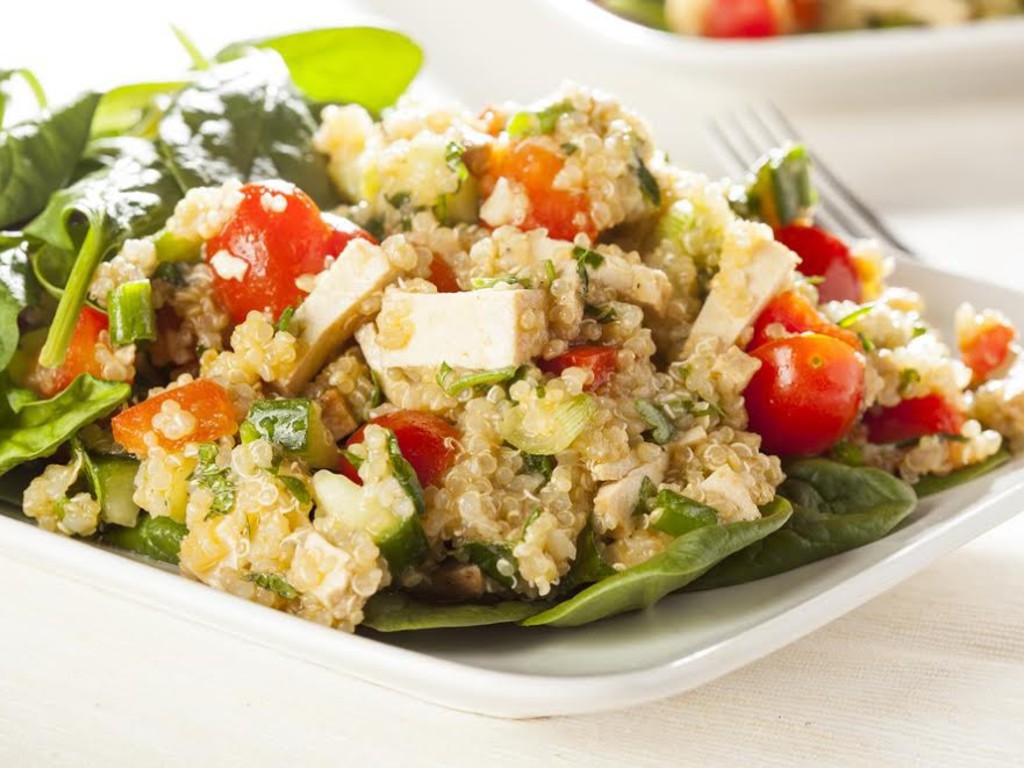 Insalata di spinacini, quinoa, pomodoro e feta