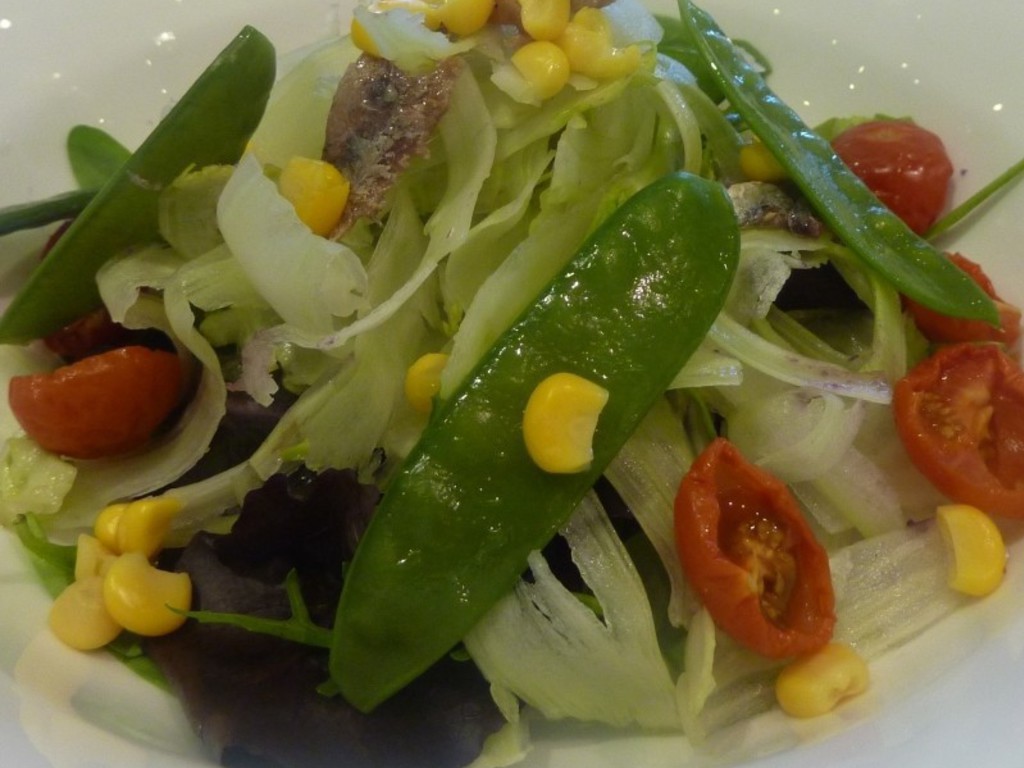 Insalata di verdure miste primaverili con acciughe e mais sgranato