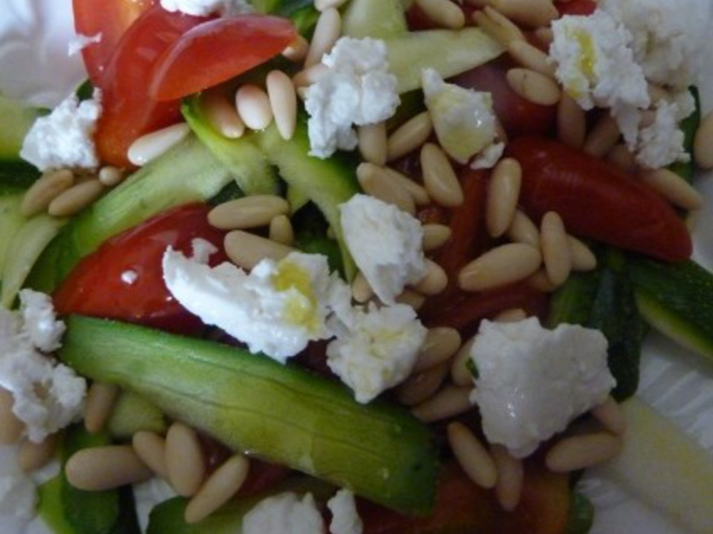 Insalata di zucchine crude, pomodori, feta, menta e pinoli tostati