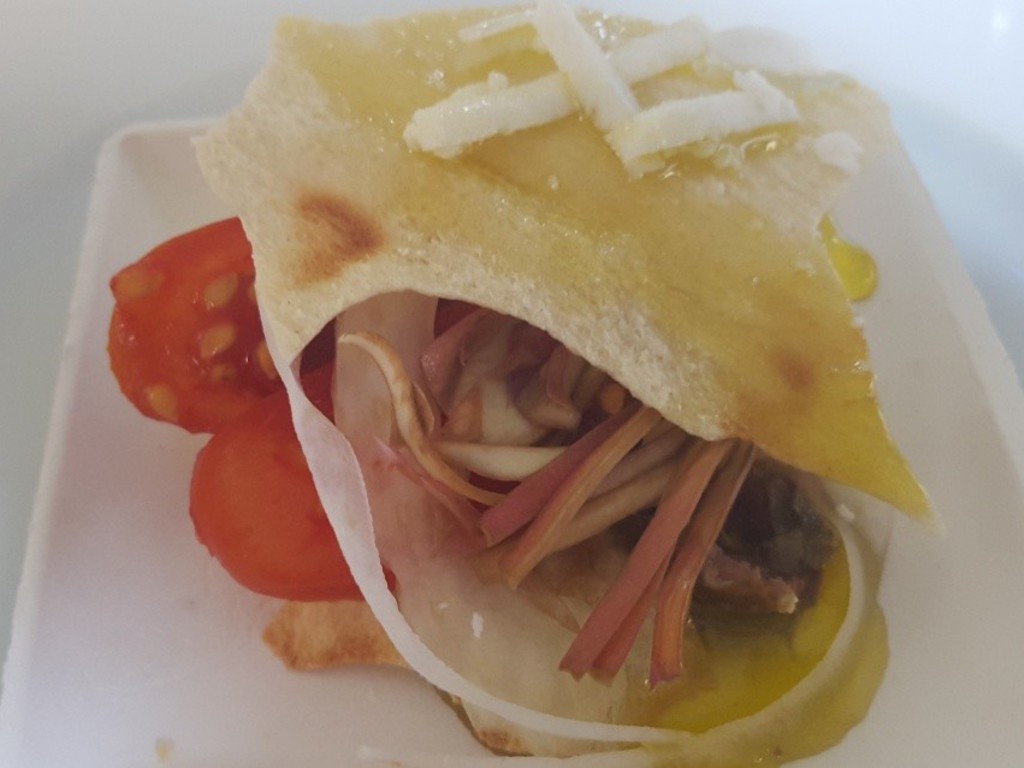 Insalata mista con pane carasau