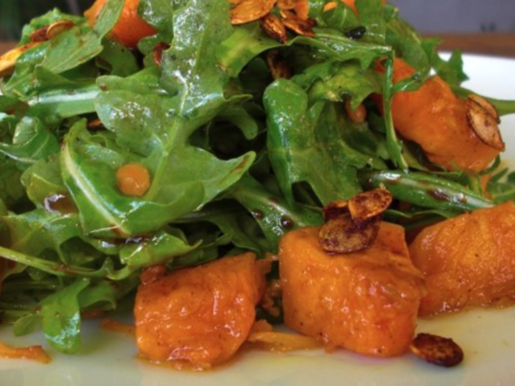 Insalata tiepida di zucca, mela, rucola e gorgonzola con riduzione di balsamico e semi di zucca tostati.