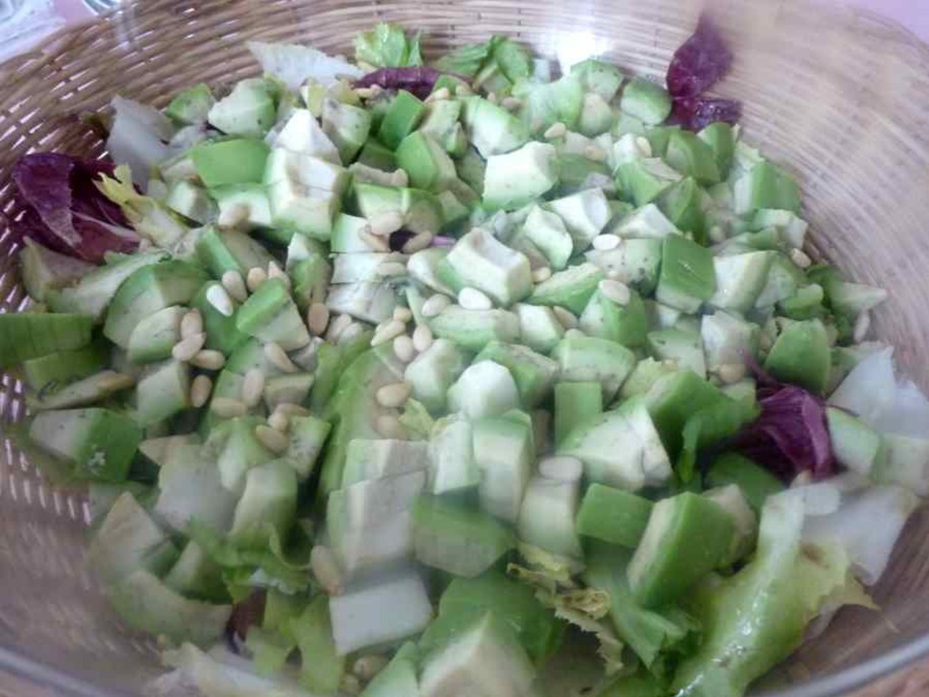 Insalatine miste con avocado e pinoli