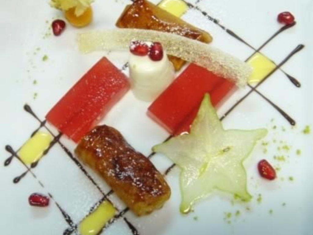 Crespelle di mele al calvados con gelatina di melagrano e cremino di yoghurt