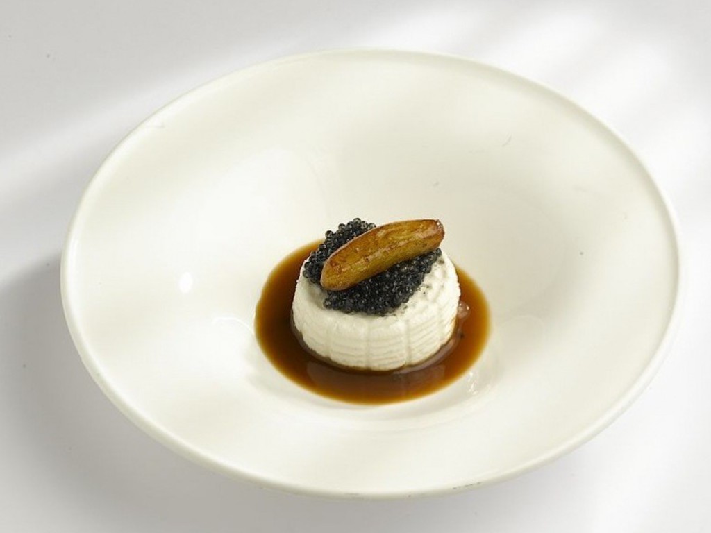 Latte cagliato, caviale "D'O" e pera dorata