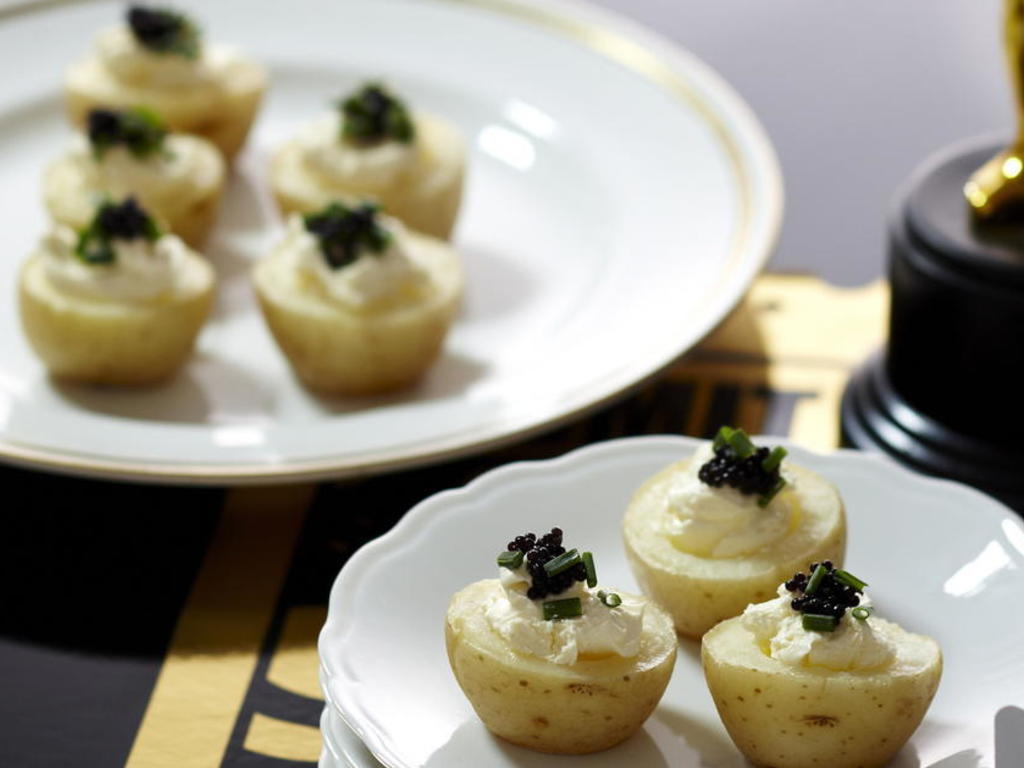 Patatine novelle con caviale ed erba cipollina