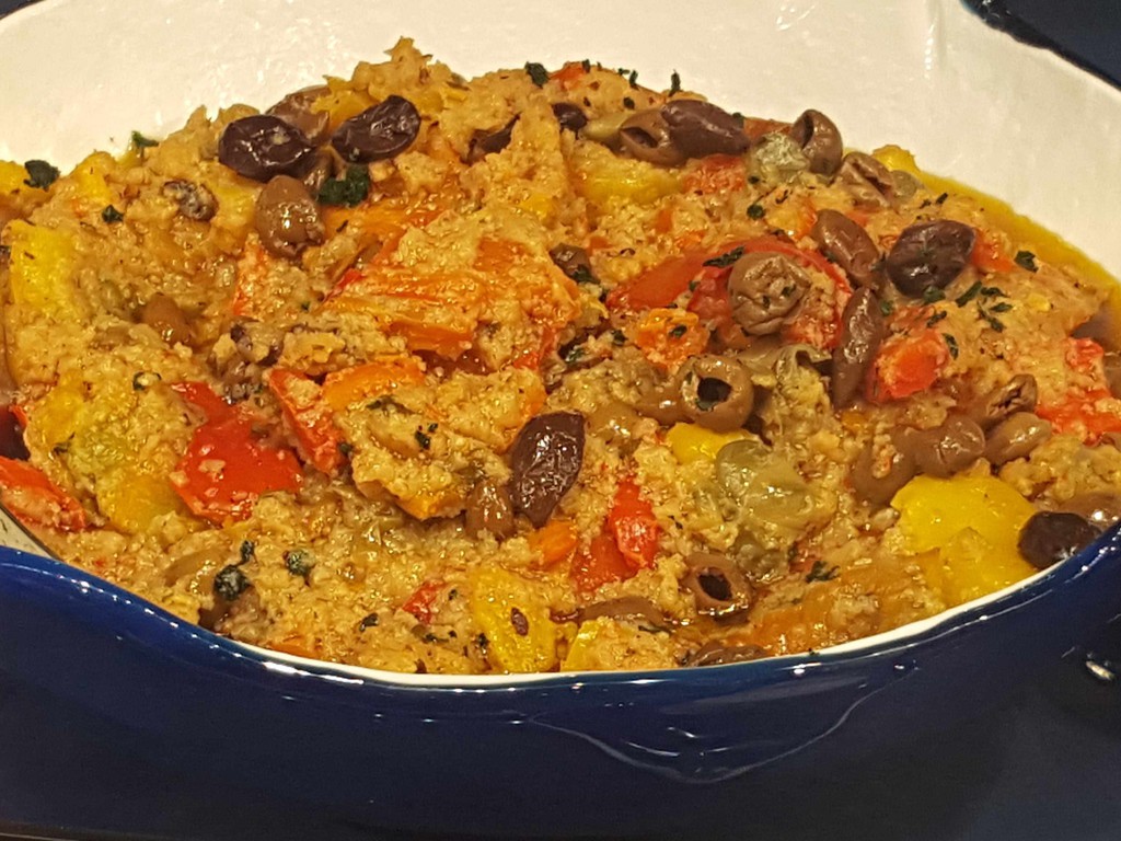 Peperoni, patate, pomodori con pangrattato e olive