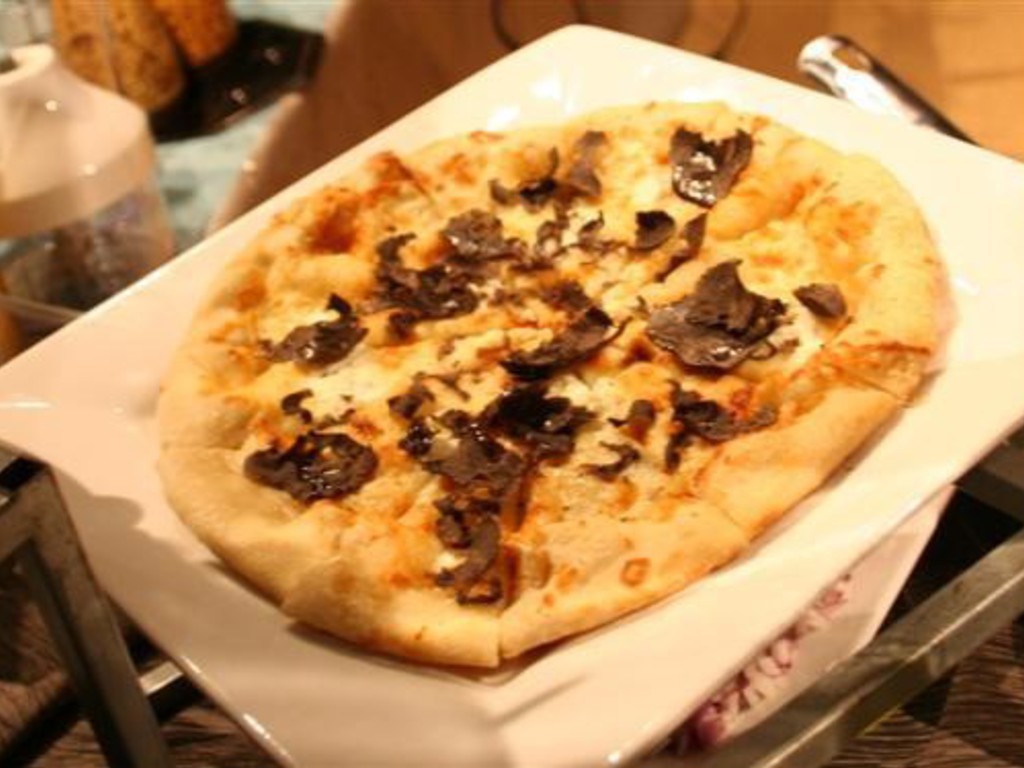 Pizza di ricotta e tartufo nero