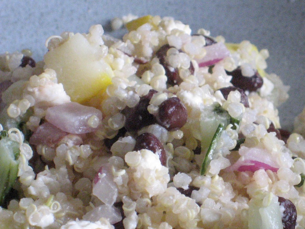 Quinoa con frutta secca e pinoli