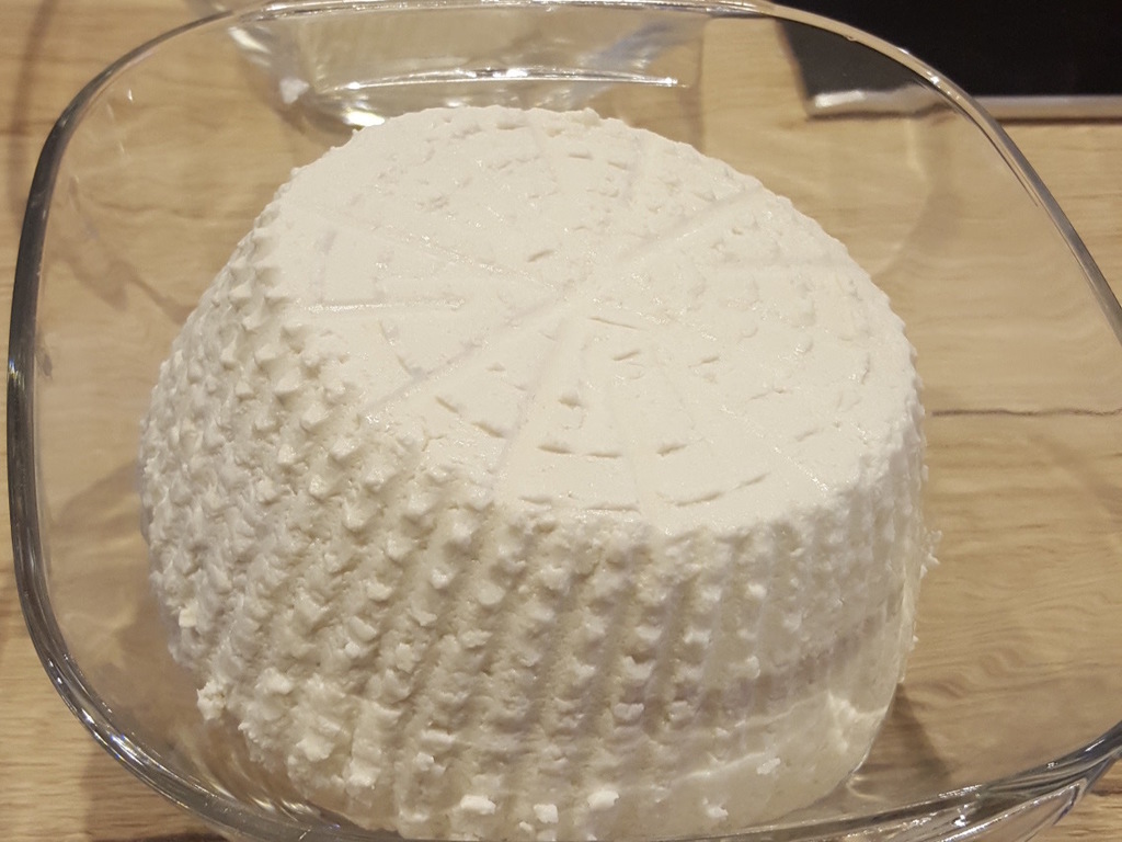 Ricotta cotta in forma