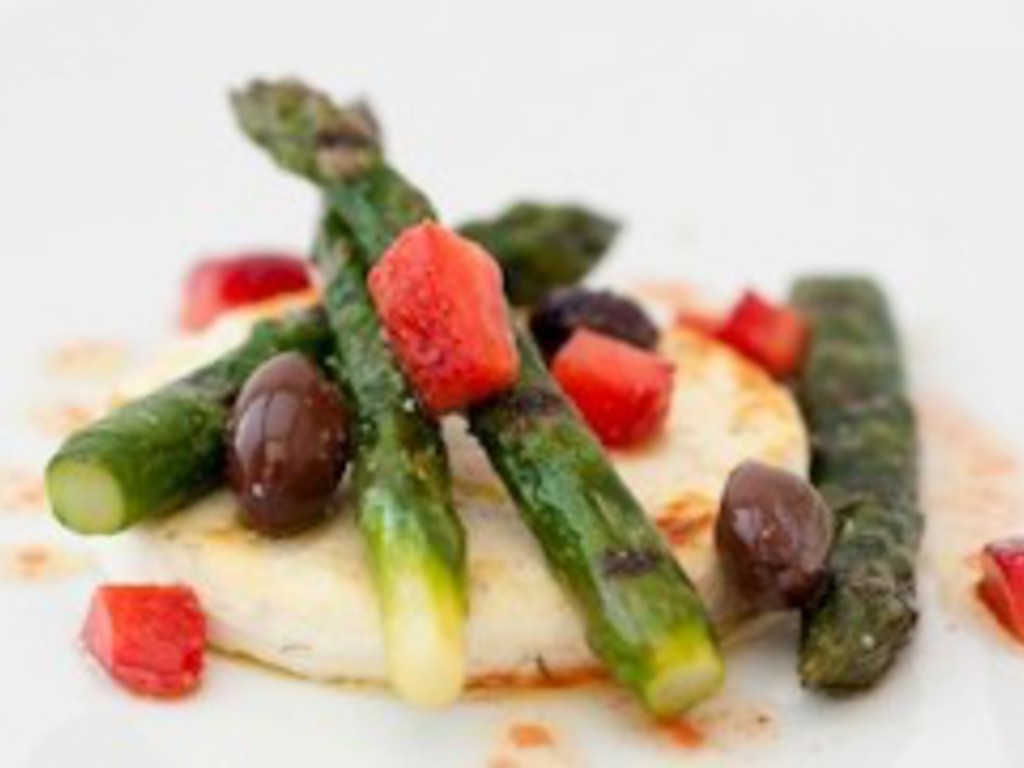 Ricottina al limone passata al barbecue con asparagi dolci, olive taggiasche e fragole